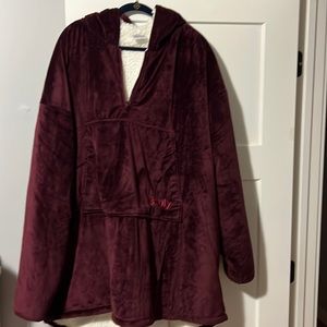 Sherpa lined comfy blanket/sweatshirt OS never worn no tags